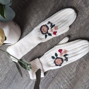 Floral Embroidered Cream Mittens